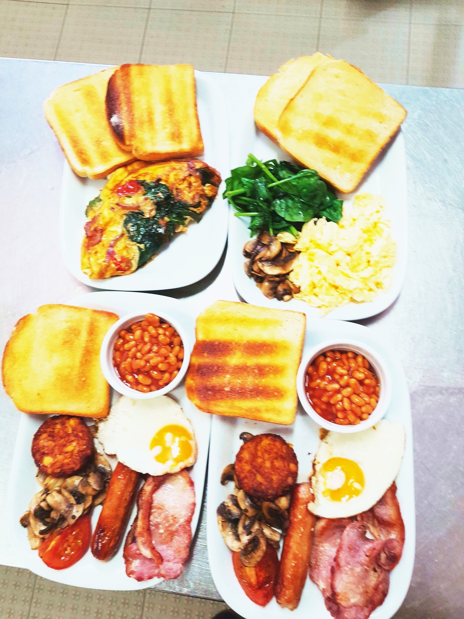 TOMIK Restaurant Brunch English Grill ( 2 slices of bacon, 1 sausage, grilled tomato)